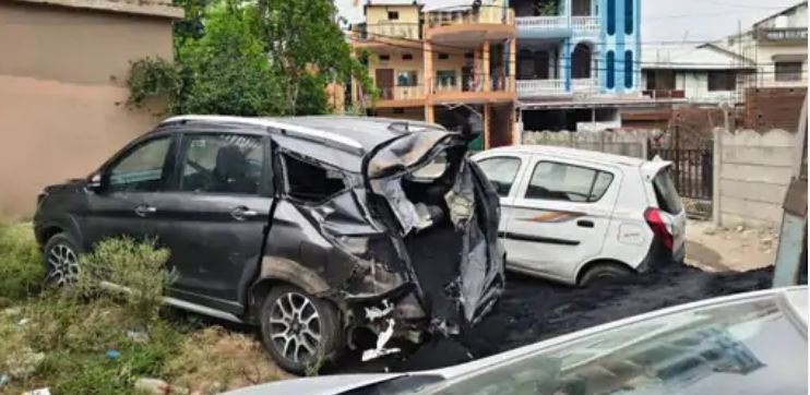 जबलपुर में बेलगाम डंपर ने वाहनों को रौंदा, तीन कार क्षतिग्रस्त, एक पर पलटा मारी टक्कर, घमापुर क्षेत्र में मची अफरातफरी, भगदड़