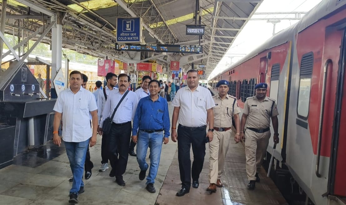 जबलपुर रेलवे स्टेशन पर वाणिज्य विभाग एवं आरपीएफ ने ज्वाइंट सघन टिकट जांच अभियान चलाया