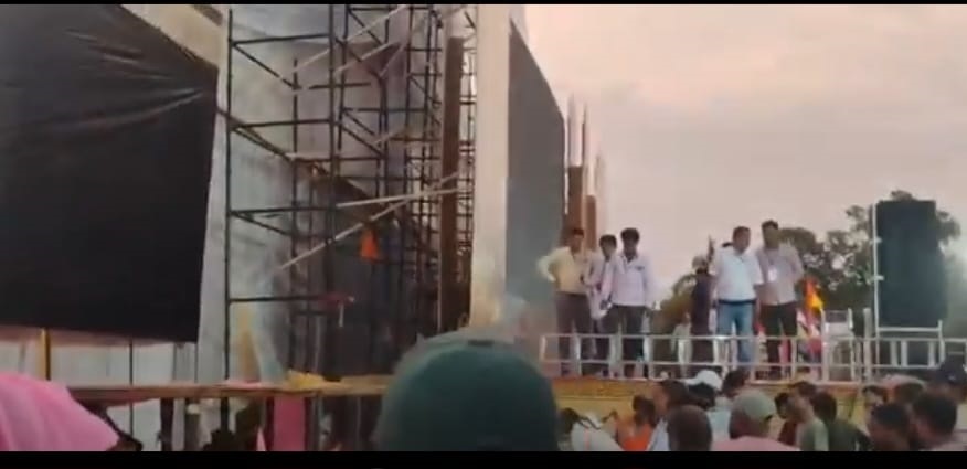 जबलपुर में योग दिवस की तैयारियों के गैरिसन ग्राउंड में हादसा, तेज आंधी के बीच गिरा मंच का शेड और बोर्ड, तीन घायल