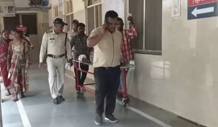 जबलपुर में स्कूटी की डिक्की से निकालते ही दब गया ट्रिगर, चल गई पिस्टल से गोली, घायल युवक बोला दोस्त की है