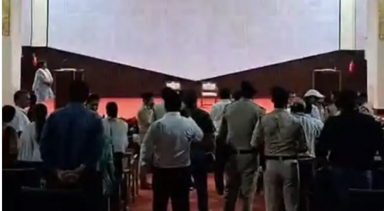 जबलपुर में महामहिम राष्ट्रपति के साथ कुलपति साझा न करें मंच, एनएसयूआई का आरोप, महिला अधिकारी से की है अभद्रता, हाईकोर्ट में लम्बित है मामला