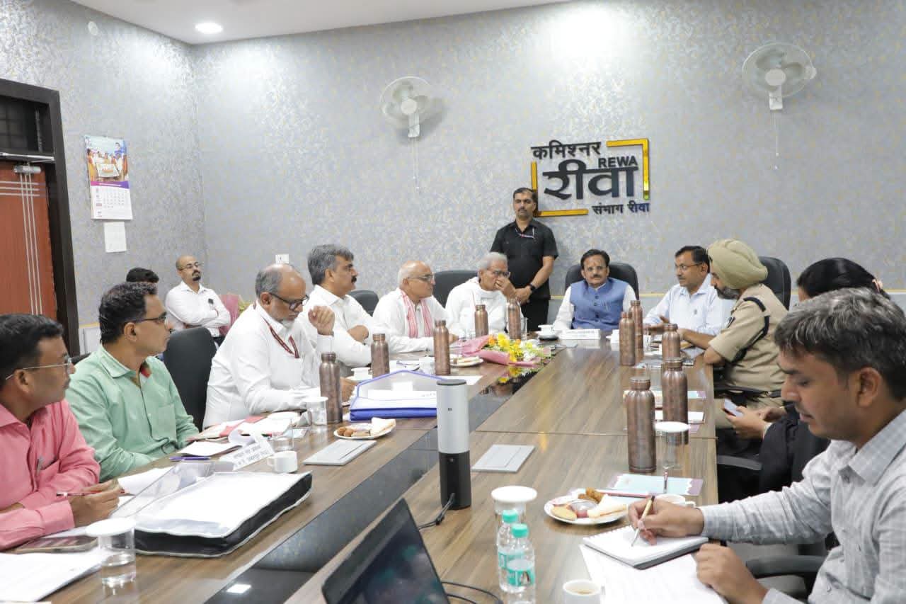 सतना-रीवा रेलखंड, निर्माणाधीन सीधी रेलवे स्टेशन एवं सोन ब्रिज का पमरे जीएम ने किया निरीक्षण