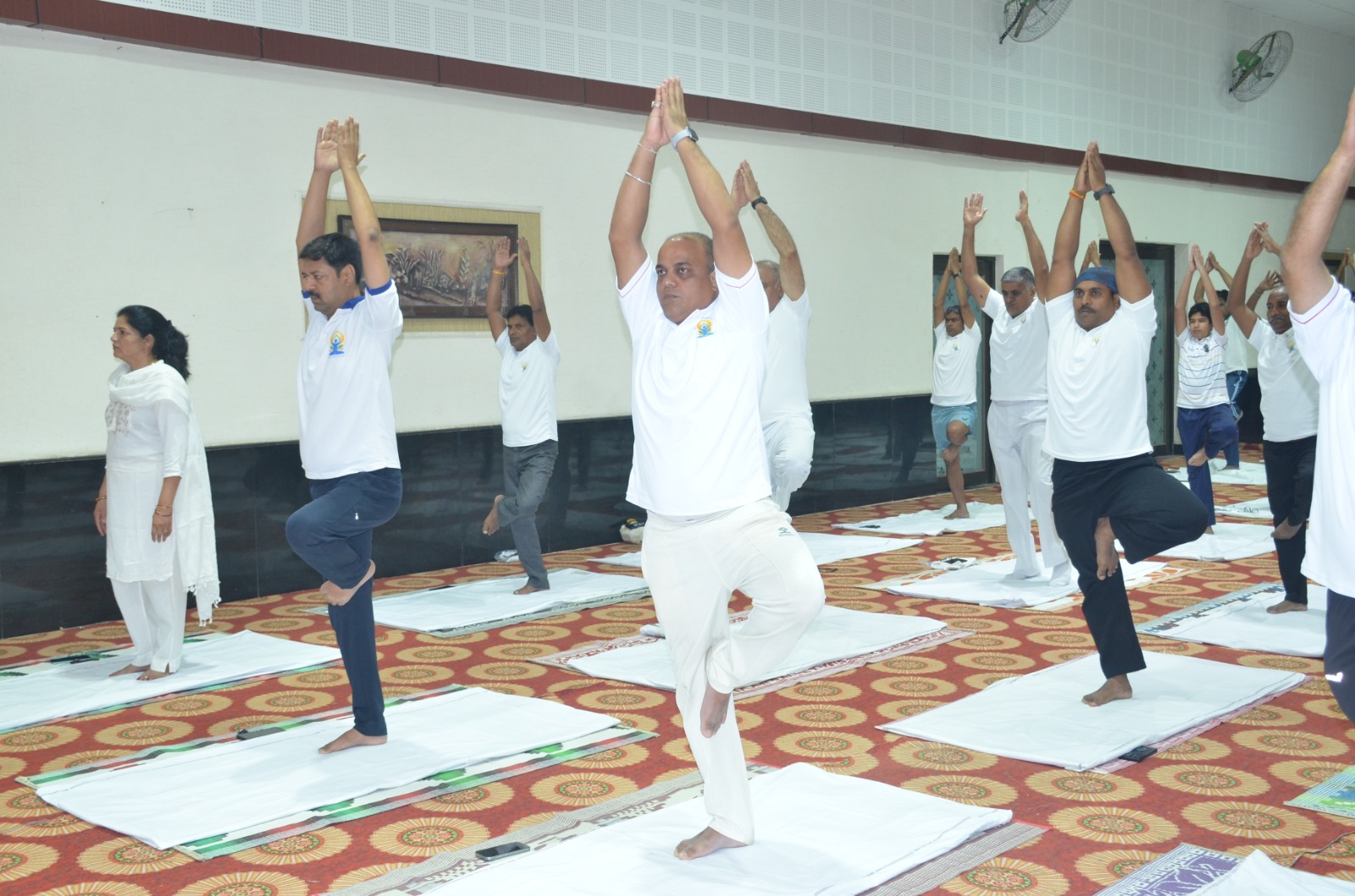 जबलपुर : रेल मंडल में मनाया गया अंतर्राष्ट्रीय योग दिवस, अफसरों -कर्मचारियों ने  भाग लिया