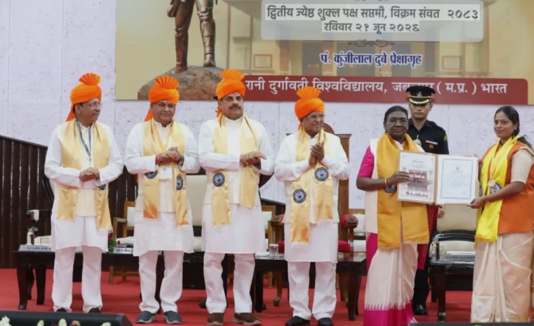 राष्ट्रपति के हाथों स्वर्ण पदकों से सम्मानित हुए मेधावी, रानी दुर्गावती विश्वविद्यालय का 36वां दीक्षांत समारोह बना ऐतिहासिक