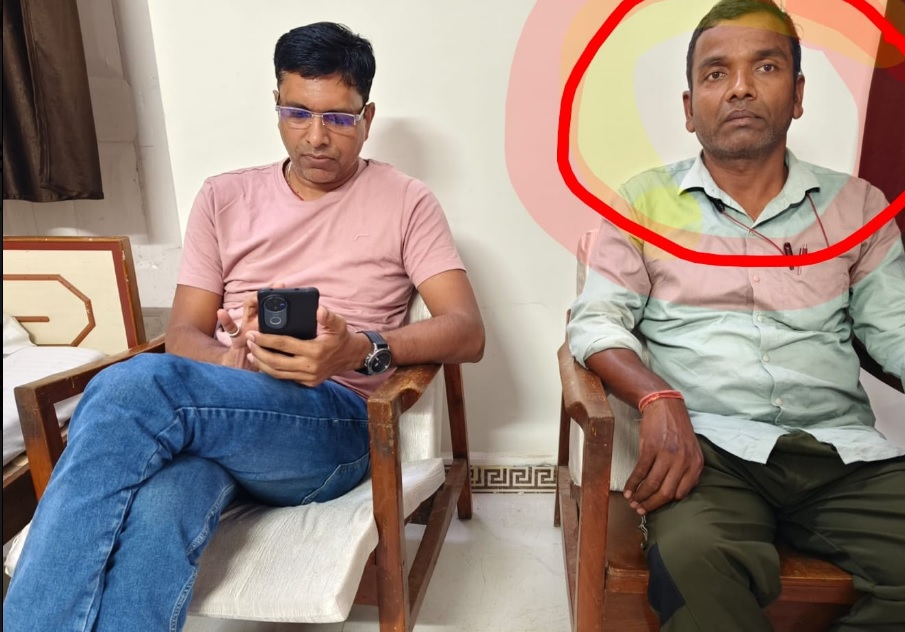 जबलपुर लोकायुक्त टीम ने वारासिवनी में शिक्षक से एरियर्स निकालने के लिए रिश्वत ले रहे लेखापाल को किया ट्रेप