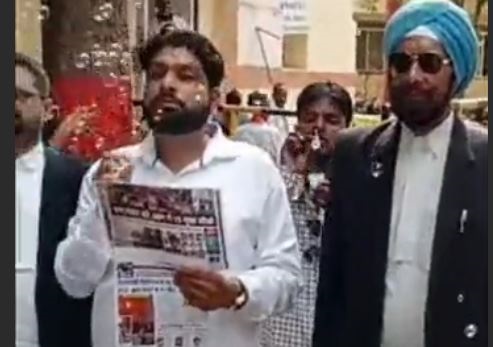 जबलपुर में सपा ने किया अनोखा प्रदर्शन, लखनऊ हादसे में सुरक्षा व्यवस्था पर उठाए सवाल 