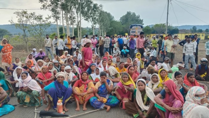 बांध परियोजना के विरोध में डिंडोरी में चक्का जाम, जबलपुर-अमरकंटक हाईवे पर 2 घंटे बैठे रहे ग्रामीण