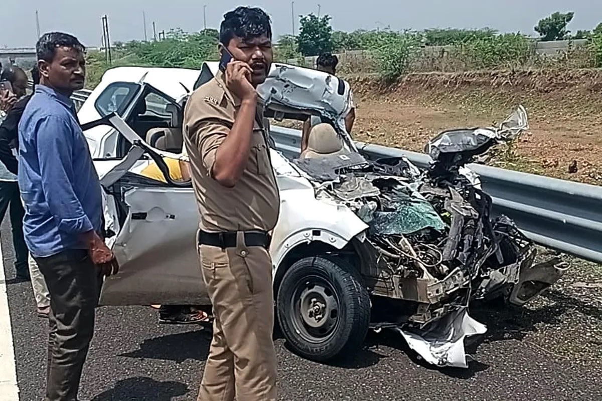 एमपी मंदसौर में भीषण हादसा: ट्रक में घुसी कार, 4 की मौत, 2 की हालत गंभीर
