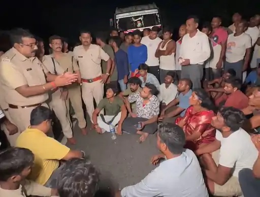 झारखंड : रामगढ़ में भीषण सड़क हादसा, ट्रक ने सवारी गाड़ी में मारी टक्कर  ताशा पार्टी के 7 लोगों की दर्दनाक मौत