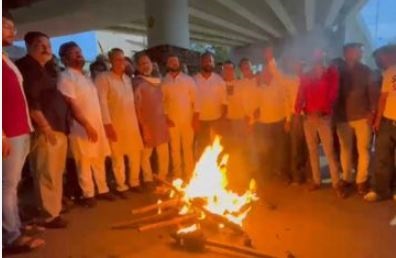 जबलपुर में बिजली-पानी के संकट पर कांग्रेस ने निकाला मशाल जुलूस, जमकर की नारेबाजी 