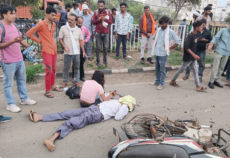 जबलपुर : कटंगी बायपास में बाइक सवार ट्रक से टकराया, मौत, बेटी गंभीर रूप से घायल