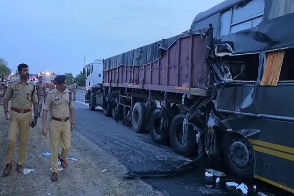 यूपी : यमुना एक्सप्रेसवे पर ट्रक से जा भिड़ी वोल्वो बस, 4 यात्रियों की मौत और 19 घायल