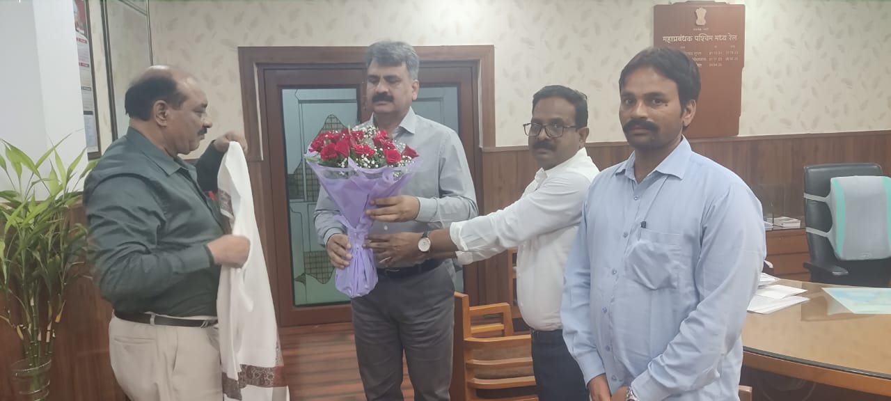 डबलूसीआरईयू के महामंत्री मुकेश गालव ने जीएम से भेंट कर रेल कर्मचारियों की मांगों को प्रमुखता से उठाया