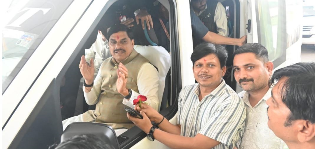 जबलपुर में सीएम मोहन यादव ईधन बचाने एयरपोर्ट से ट्रैवलर से पहुंचे मानस भवन, गौरव शिखर सम्मान में की शिरकत