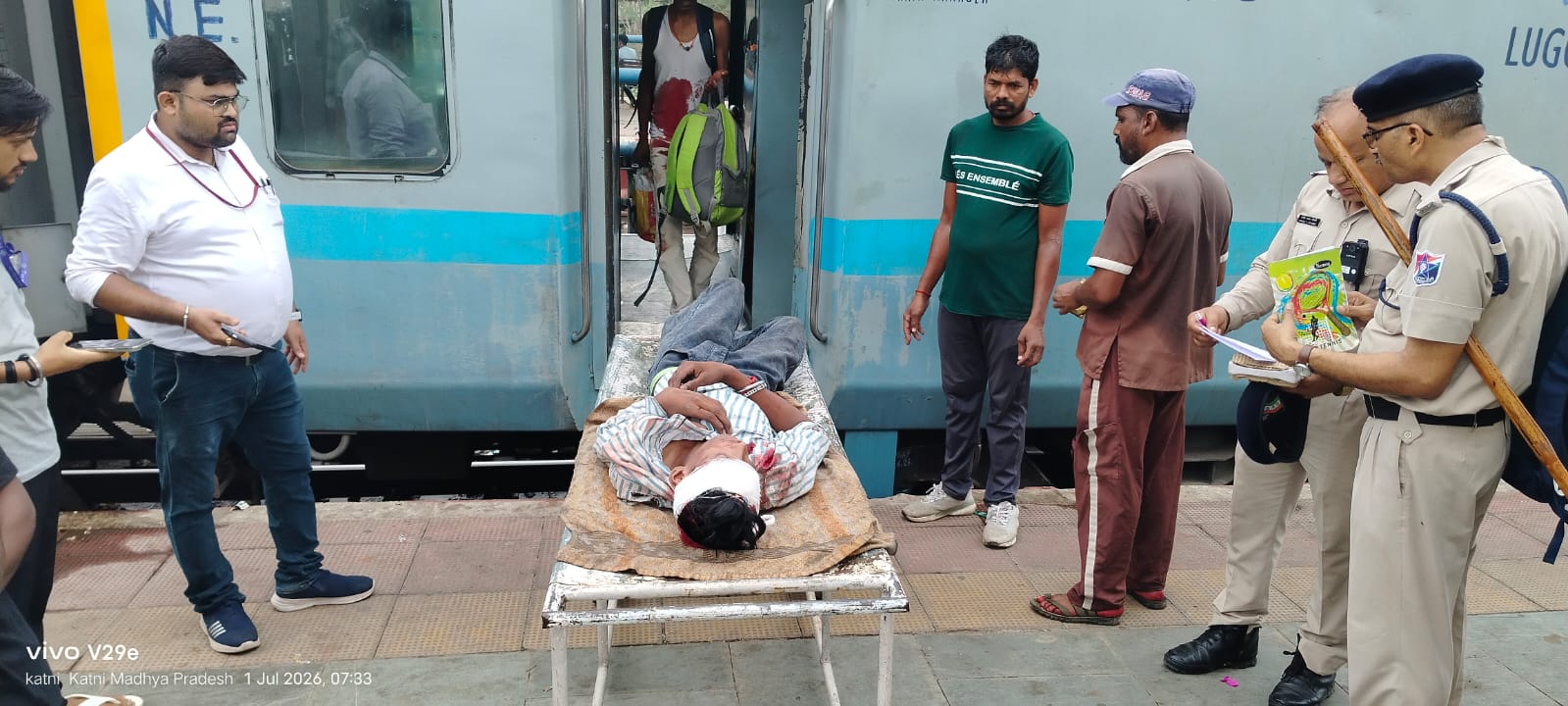 जबलपुर रेल मंडल के स्टाफ की तत्परता से घायल यात्री को मिला समय पर उपचार, संघमित्रा एक्सप्रेस से गिरकर हुआ घायल