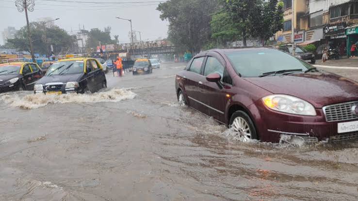 भारी बारिश से फिर थमी मुंबई की रफ्तार, जलभराव, लोकल ट्रेन सेवाएं प्रभावित, आईएमडी की नई चेतावनी