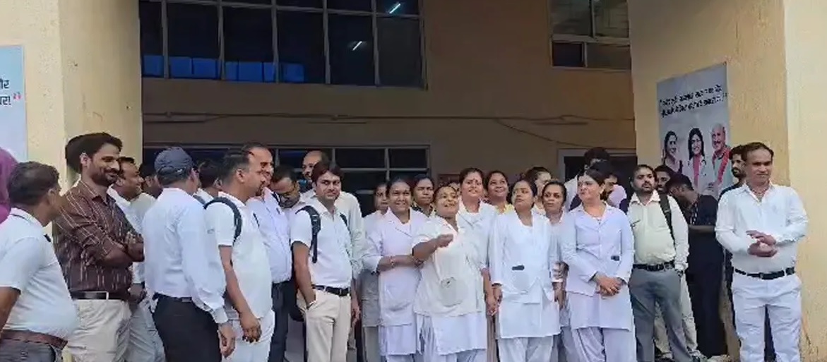 सागर के बीएमसी कॉलेज में महिला डाक्टरों से बैड टच: डॉक्टर-नर्सों ने किया चक्काजाम, मरीज के अटेंडरों ने की थी अभद्रता