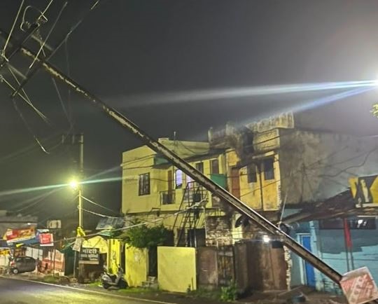 जबलपुर में बारिश से झुका हाईटेंशन लाइन का खंभा, बड़ा हादसा टला, घंटों बंद रही बिजली