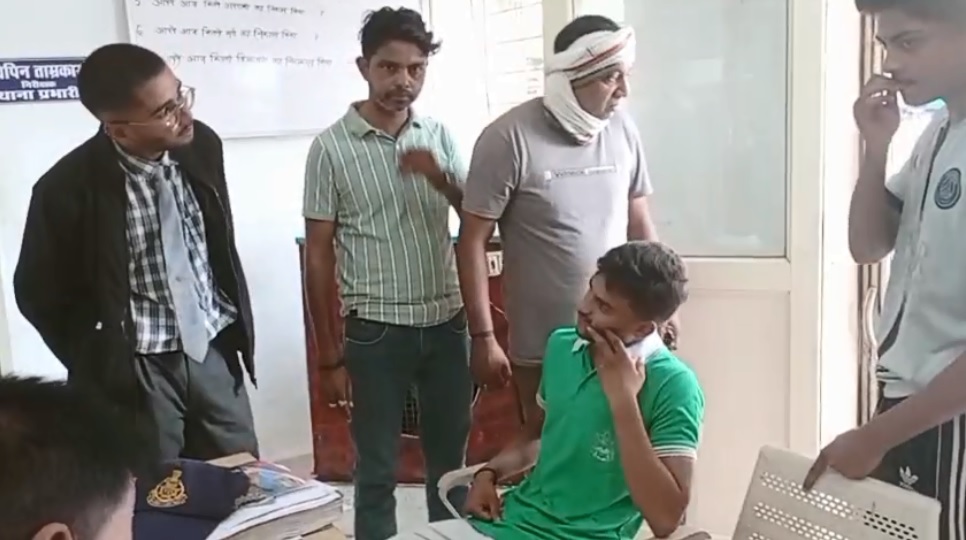 जबलपुर: महाराजपुर में रुपयों की मांग करते हुए स्कूल से लौट रह छात्र को बदमाशों ने चाकू मारा, घायल