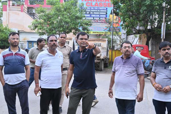 जबलपुर : नगर निगम कमिश्नर के औचक निरीक्षण से मचा हड़कंप, डेयरी पर ठोका तगड़ा जुर्माना