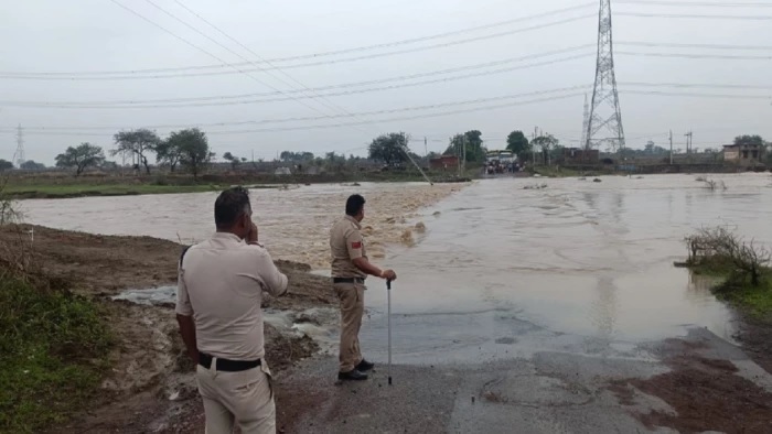 छत्तीसगढ़ की शिवनाथ नदी में बाढ़, समरिया घाट पुल डूबा, भाटापारा-बिलासपुर रोड बंद, प्रशासन ने जारी किया हाई अलर्ट