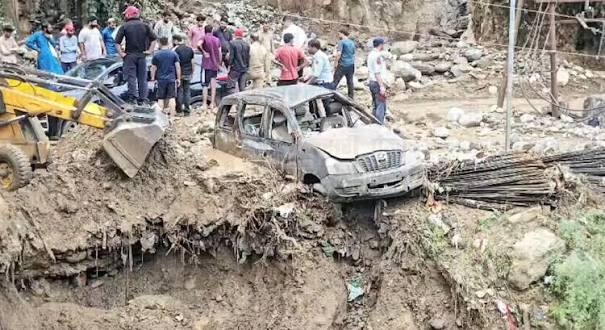 जम्मू-कश्मीर: डोडा में बाढ़ से भारी तबाही, कई गाड़ियां मलबे में दबीं, घरों को पहुंचा भारी नुकसान, हाईवे बंद
