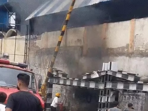 जबलपुर : मदन महल रेलवे अंडरब्रिज के नीचे चलती कार में आग, ड्राइवर ने कूदकर बचाई जान, प्रशासन-रेल अफसर मौके पर पहुंचे