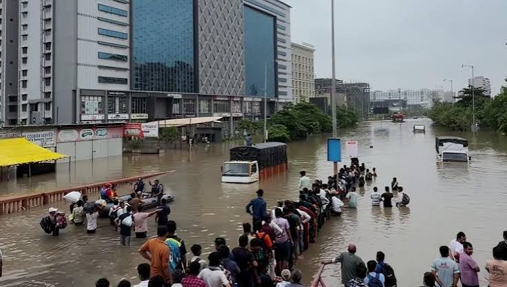 गुजरात : सूरत में बारिश-बाढ़ का कहर! 41 लोगों की मौत, पानी घटते ही मिले 13 और शव, लोग परेशान