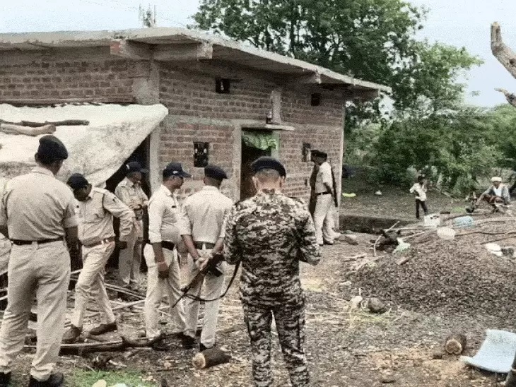 एमपी: आलीराजपुर में 8 डकैतों ने गैंगरेप कर महिला के प्राइवेट पार्ट में लकड़ी डाली,एक किलो चांदी भी ले गए