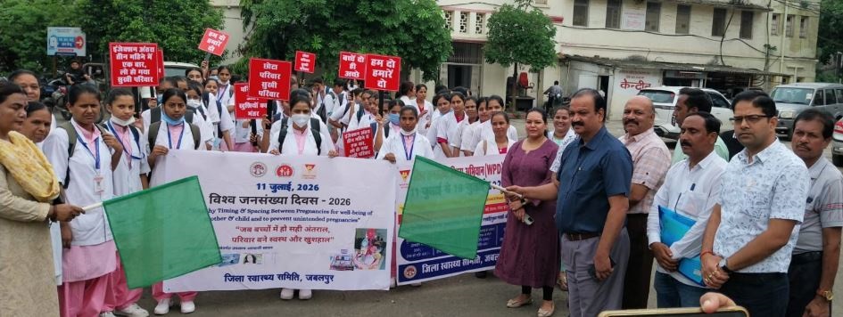 जबलपुर में निकला जागरुकता रथ, सीएमएचओ ने हरी झंडी दिखाकर किया रवाना