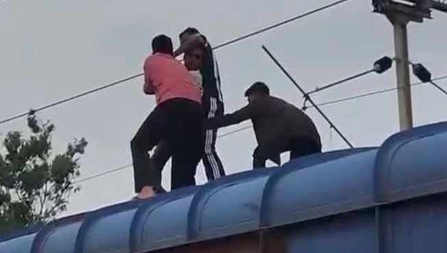 पेंड्रारोड रेलवे स्टेशन पर टला बड़ा हादसा, मालगाड़ी पर चढ़े मानसिक रूप से अस्वस्थ युवक को RPF ने सुरक्षित बचाया
