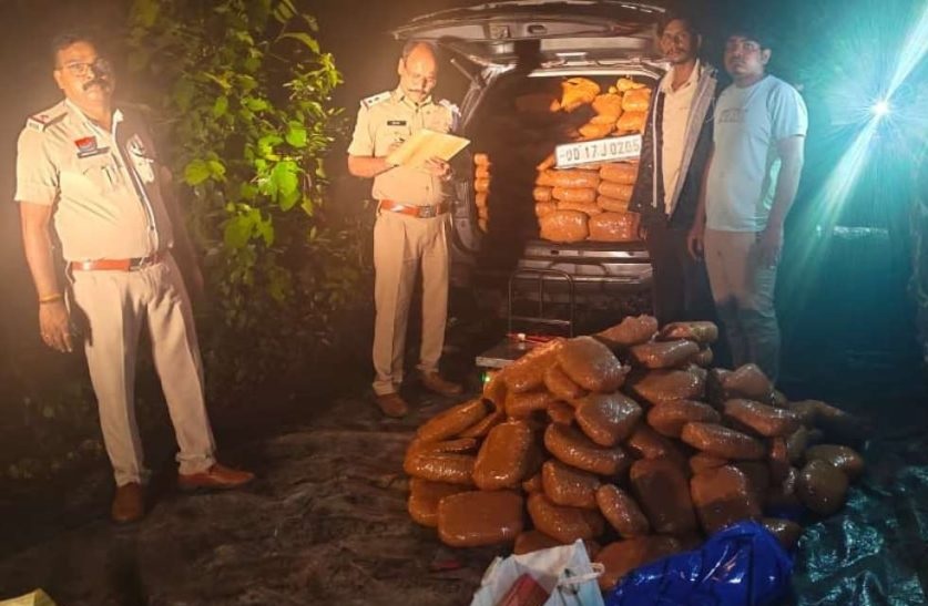 जशपुर पुलिस का ‘ऑपरेशन आघात’: 3 कारों से 552 किलो गांजा जब्त, 2 अंतरराज्यीय तस्कर गिरफ्तार