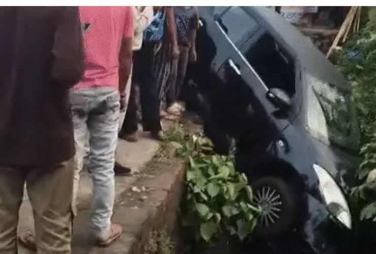 जबलपुर में चलती कार में चालक की हार्ट अटैक से मौत, नाले में गिरी कार, अमखेरा गोहलपुर रोड पर हादसा