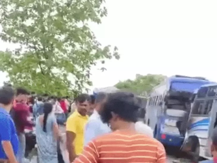 एमपी: रीवा में दो यात्री बसें आमने-सामने भिड़ीं, 15 घायल, ड्राइवर की लापरवाही से हादसा, दोनों वाहन क्षतिग्रस्त