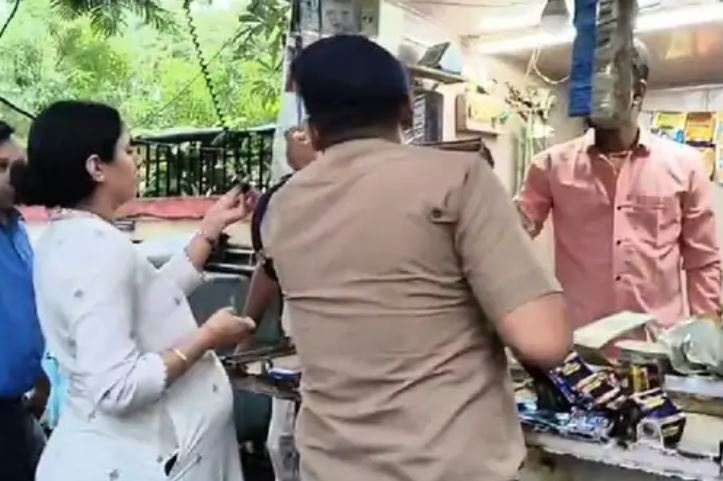 जबलपुर में स्कूलों के पास पान की दुकानों पर पुलिस की दबिश, जब्त किए गए तम्बाखू-गुटखा के पाउच, किया जुर्माना, दी चेतावनी