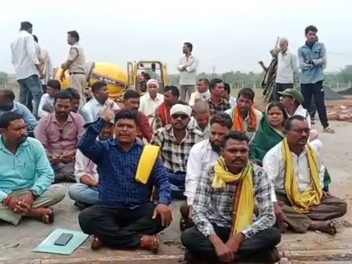 एमपी: कटनी के शबरी कन्या परिषद में दूषित भोजन से 11 छात्राएं बीमार, एक की हालत गंभीर, हॉस्टल के बाहर धरने पर बैठे परिजन
