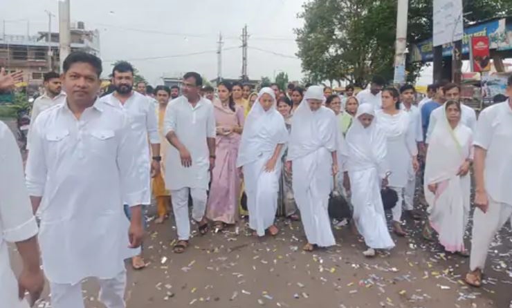 जबलपुर के खितौला पहुंचीं आर्यिका सूत्रमति माता, चातुर्मास के लिए जैन समाज ने धर्मध्वज- मंगल गीतों के साथ किया स्वागत