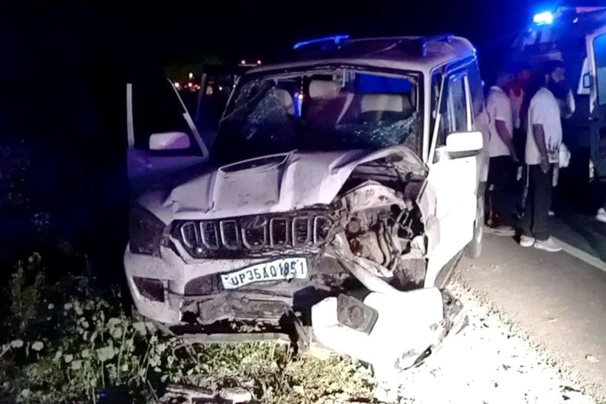 महाकाल दर्शन करने यूपी से उज्जैन जा रहे श्रध्दालुओं की कार मिट्टी के टीले से टकराई, 2 की मौत, 6 गंभीर