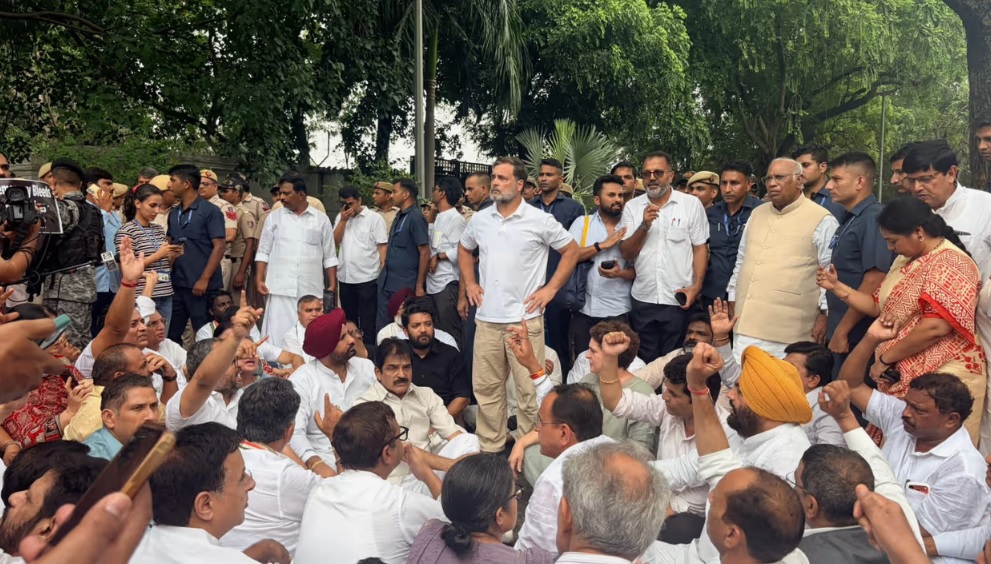 कांग्रेस का पीएम आवास के बाहर जबर्दस्त प्रदर्शन, राहुल गांधी ने मोदी से मांगा इस्तीफा