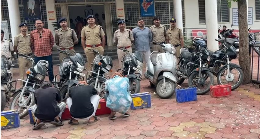जबलपुर में गोहलपुर पुलिस के हत्थे चढ़े शातिर चोर, 10 मोटर साइकल, 10 बैटरी बरामद