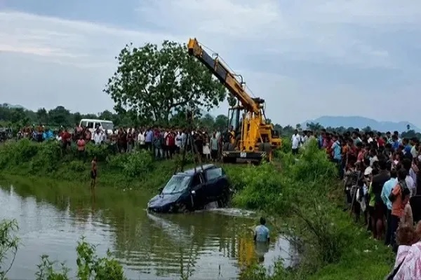 ओडिशा में दर्दनाक हादसा : शादी से लौट रहे 7 दोस्तों की कार तालाब में गिरी, 5 युवकों की मौत, 2 घायल