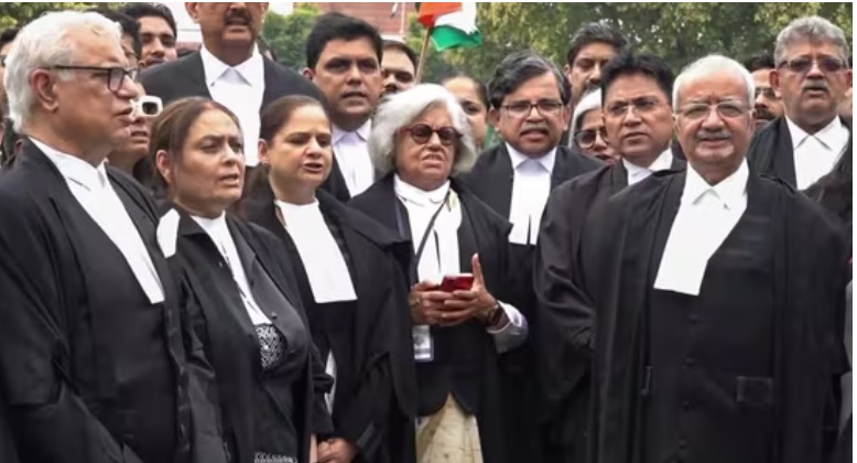 छात्रों के समर्थन में सुप्रीम कोर्ट परिसर में गूंजा संविधान का प्रस्तावना पाठ, वकीलों ने न्याय की उठाई मांग