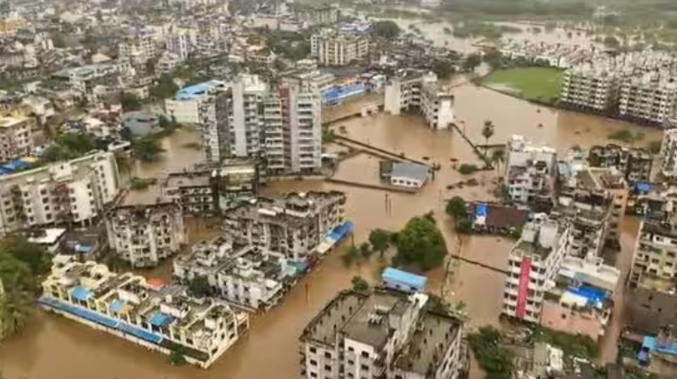 गुजरात में बारिश बनी आफत, 43 इंच बरसात से बाढ़ जैसे हालात, 1200 लोगों को सुरक्षित निकाला
