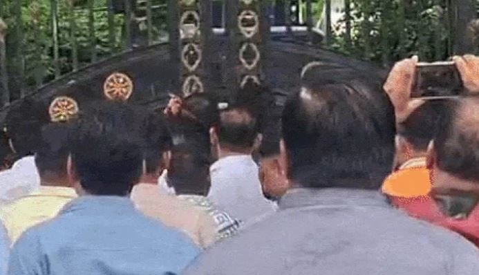 जबलपुर में एसपी आफिस के सामने कांग्रेसियों ने किया जमकर प्रदर्शन, गेट कूदकर एसपी के केबिन तक पहुंचे