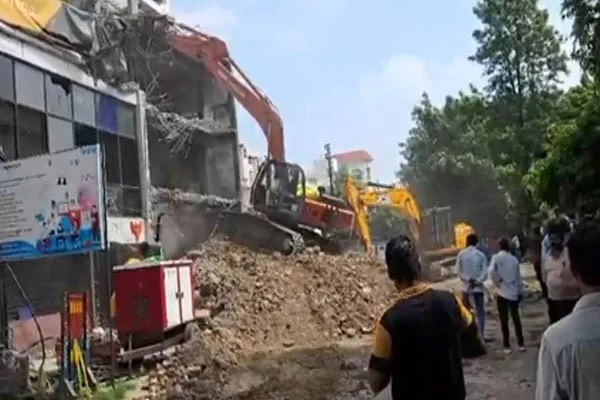 लखनऊ अग्निकांड: 15 लोगों की जान लेने वाली इमारत पर चला बुलडोजर, एलडीए ने शुरू कराया ध्वस्तीकरण