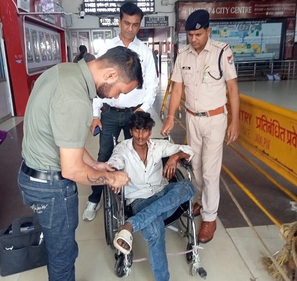 सहरसा से बेंगलुरु जा रहा यात्री चलती ट्रेन से गिरकर घायल, जबलपुर स्टेशन पर चिकित्सा उपलब्ध कराया