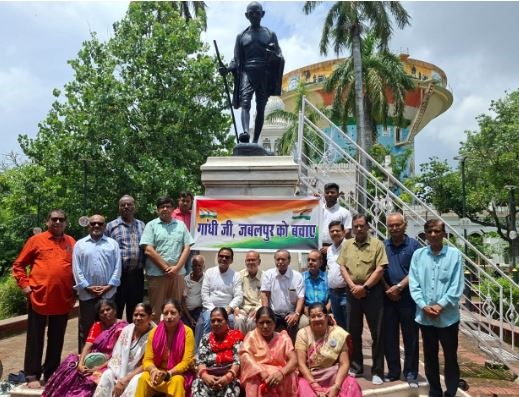 जबलपुर मेडिकल यूनिवर्सिटी के विखंडन का विरोध, गांधी प्रतिमा के सामने किया मौन प्रदर्शन