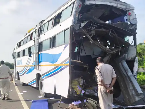 खड़ी बस को ट्रक ने पीछे से मारी टक्कर, एक यात्री की मौत, 15 घायल, 5 गंभीर जबलपुर रेफर