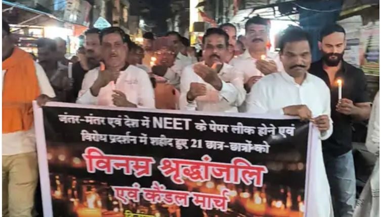 नीट पेपर लीक मामले को लेकर निकला कैंडल मार्च,दिवंगत छात्रों को दी श्रद्धांजलि