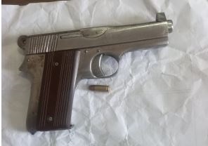जबलपुर के अधारताल में पुलिस को देखते ही तानी पिस्टल, घेराबंदी में पकड़ा गया शातिर बदमाश